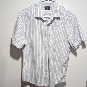 UNTUCKit Men's Short Sleeve Button-Down Shirt - White with Gray Stripes